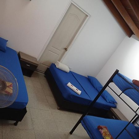 Yellow House Hostel Μεντεγίν Εξωτερικό φωτογραφία