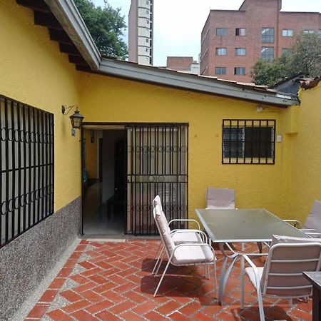 Yellow House Hostel Μεντεγίν Εξωτερικό φωτογραφία