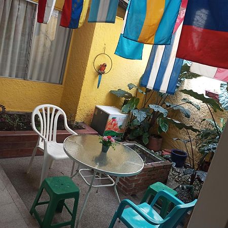 Yellow House Hostel Μεντεγίν Εξωτερικό φωτογραφία