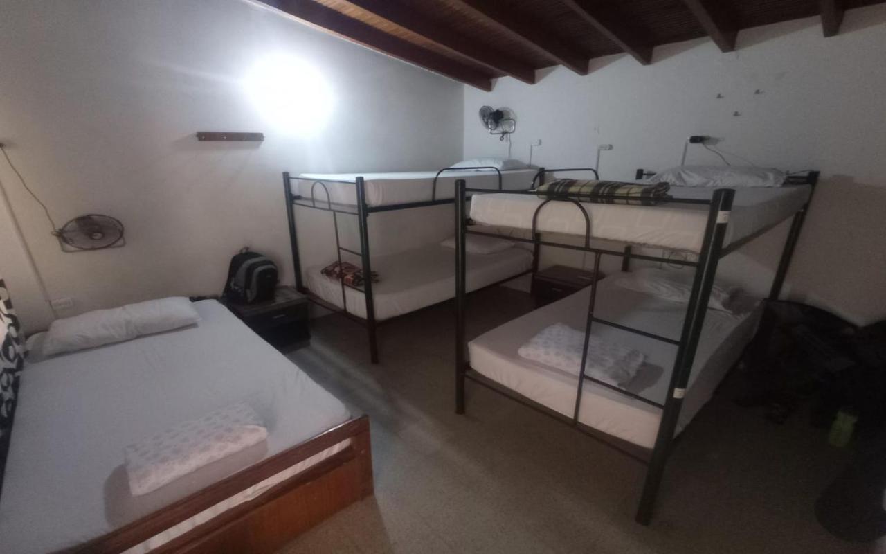 Yellow House Hostel Μεντεγίν Εξωτερικό φωτογραφία