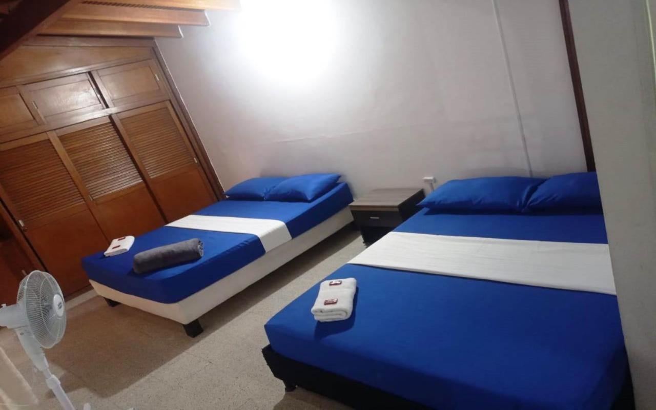 Yellow House Hostel Μεντεγίν Εξωτερικό φωτογραφία