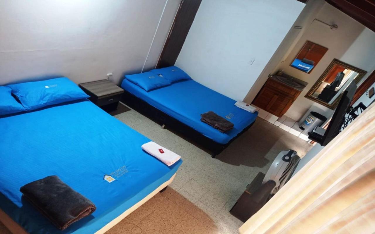 Yellow House Hostel Μεντεγίν Εξωτερικό φωτογραφία