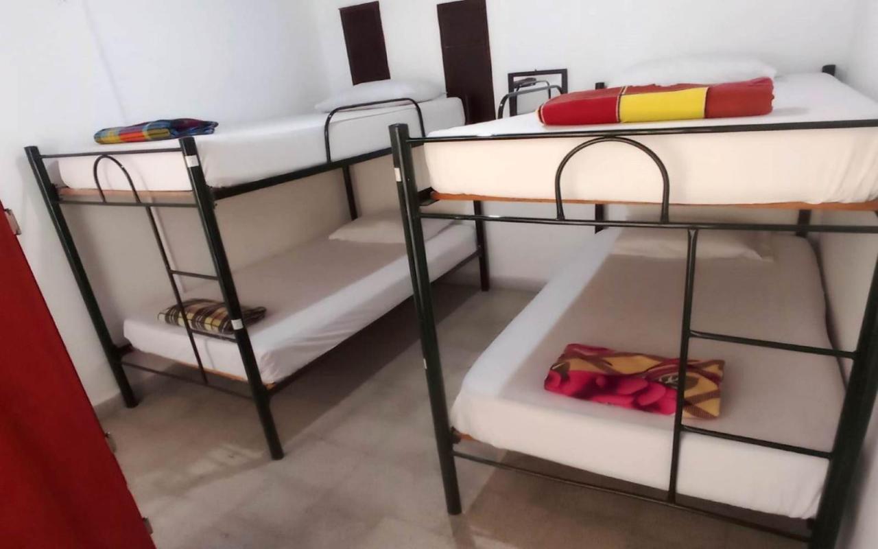 Yellow House Hostel Μεντεγίν Εξωτερικό φωτογραφία