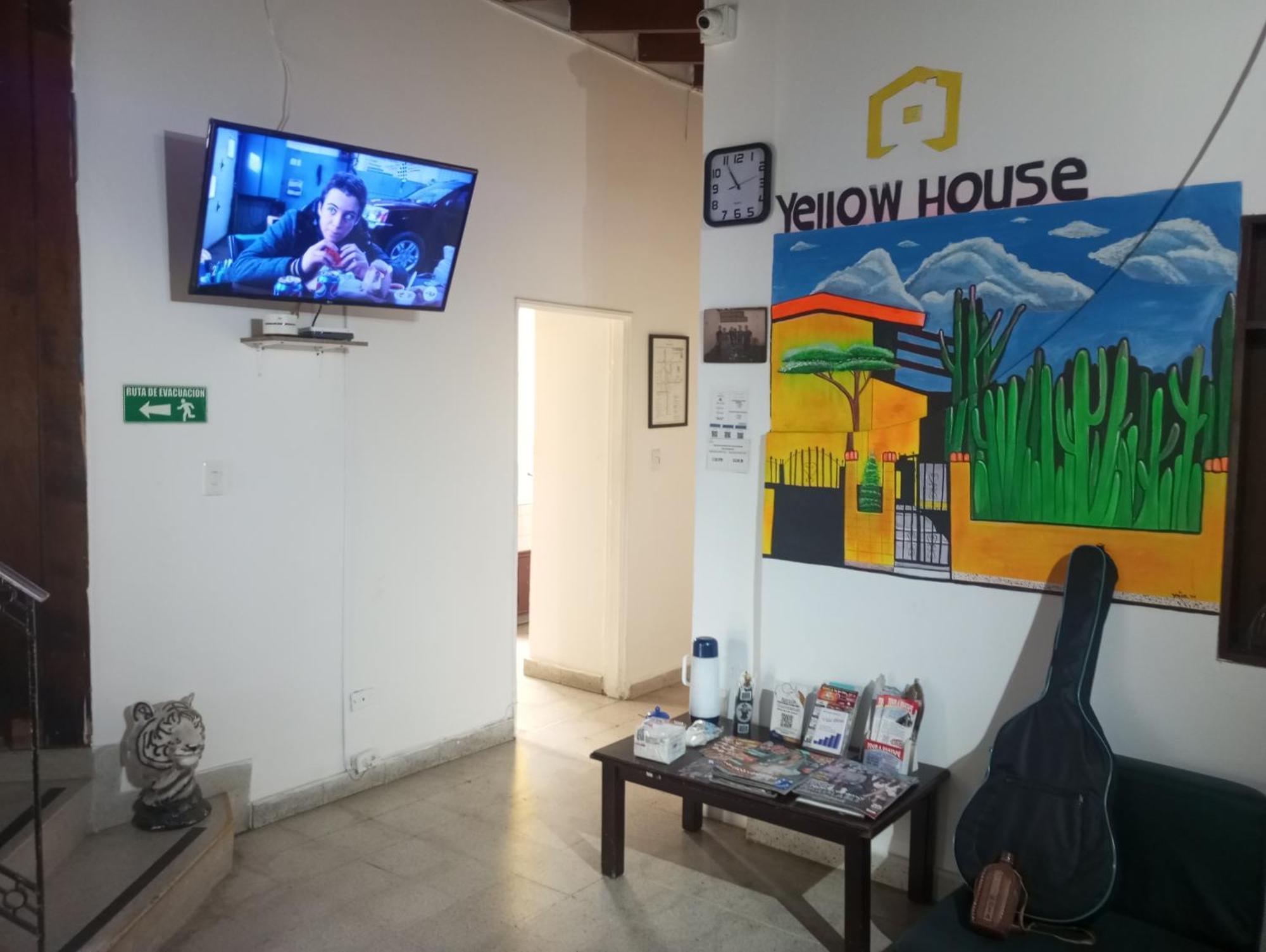 Yellow House Hostel Μεντεγίν Εξωτερικό φωτογραφία