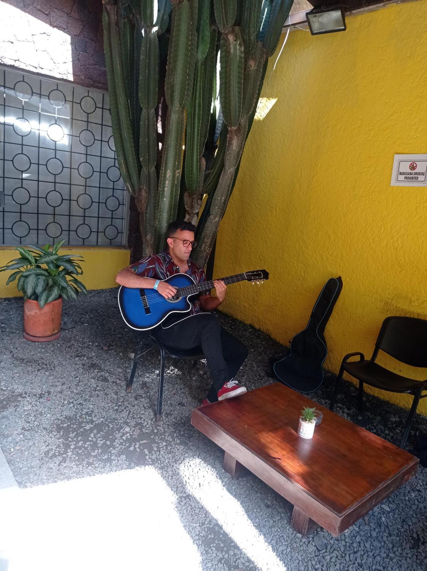 Yellow House Hostel Μεντεγίν Εξωτερικό φωτογραφία