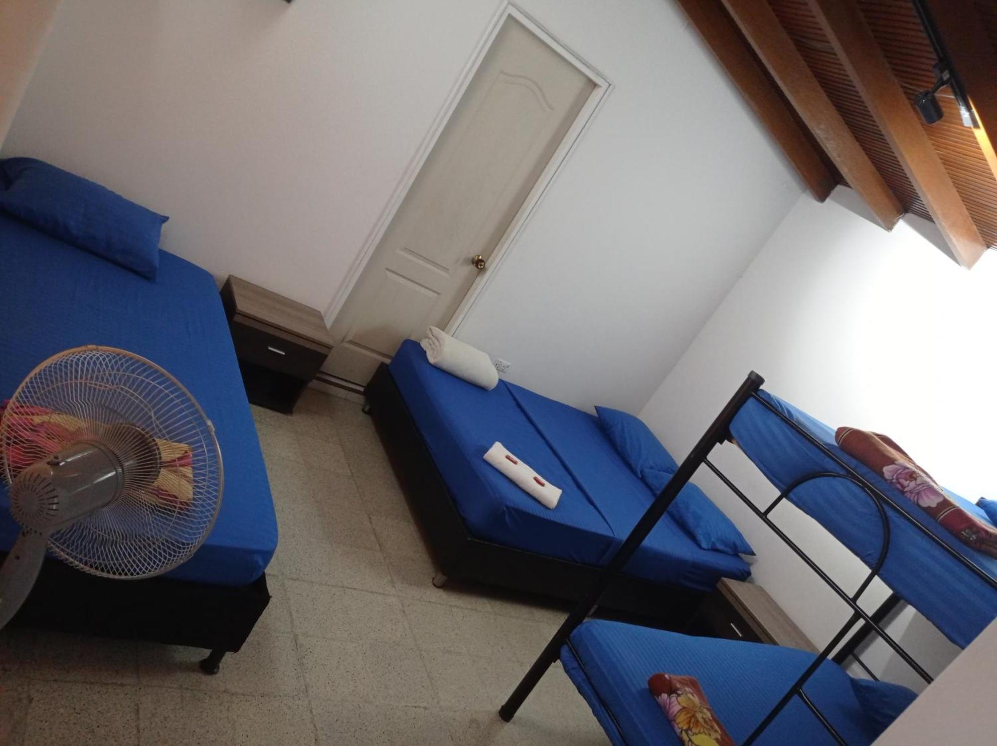 Yellow House Hostel Μεντεγίν Εξωτερικό φωτογραφία