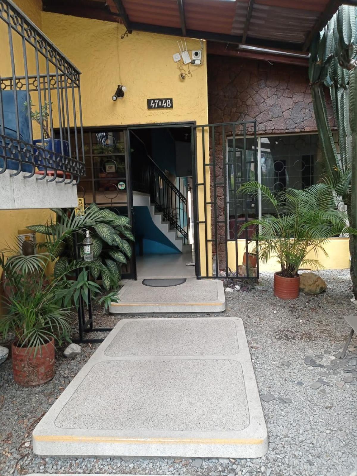Yellow House Hostel Μεντεγίν Εξωτερικό φωτογραφία