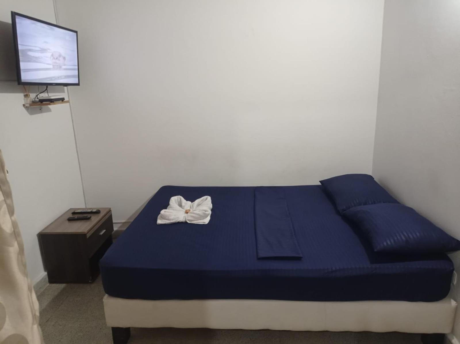 Yellow House Hostel Μεντεγίν Εξωτερικό φωτογραφία