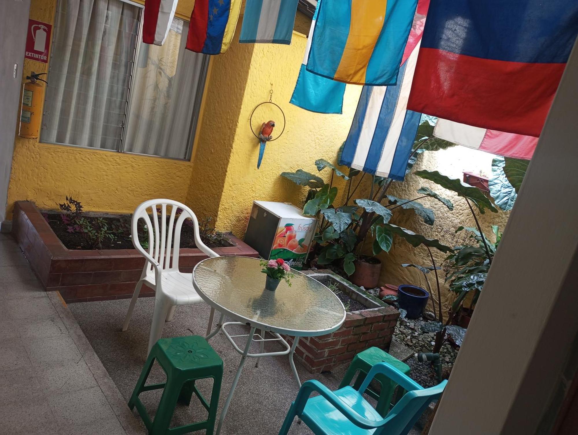 Yellow House Hostel Μεντεγίν Εξωτερικό φωτογραφία