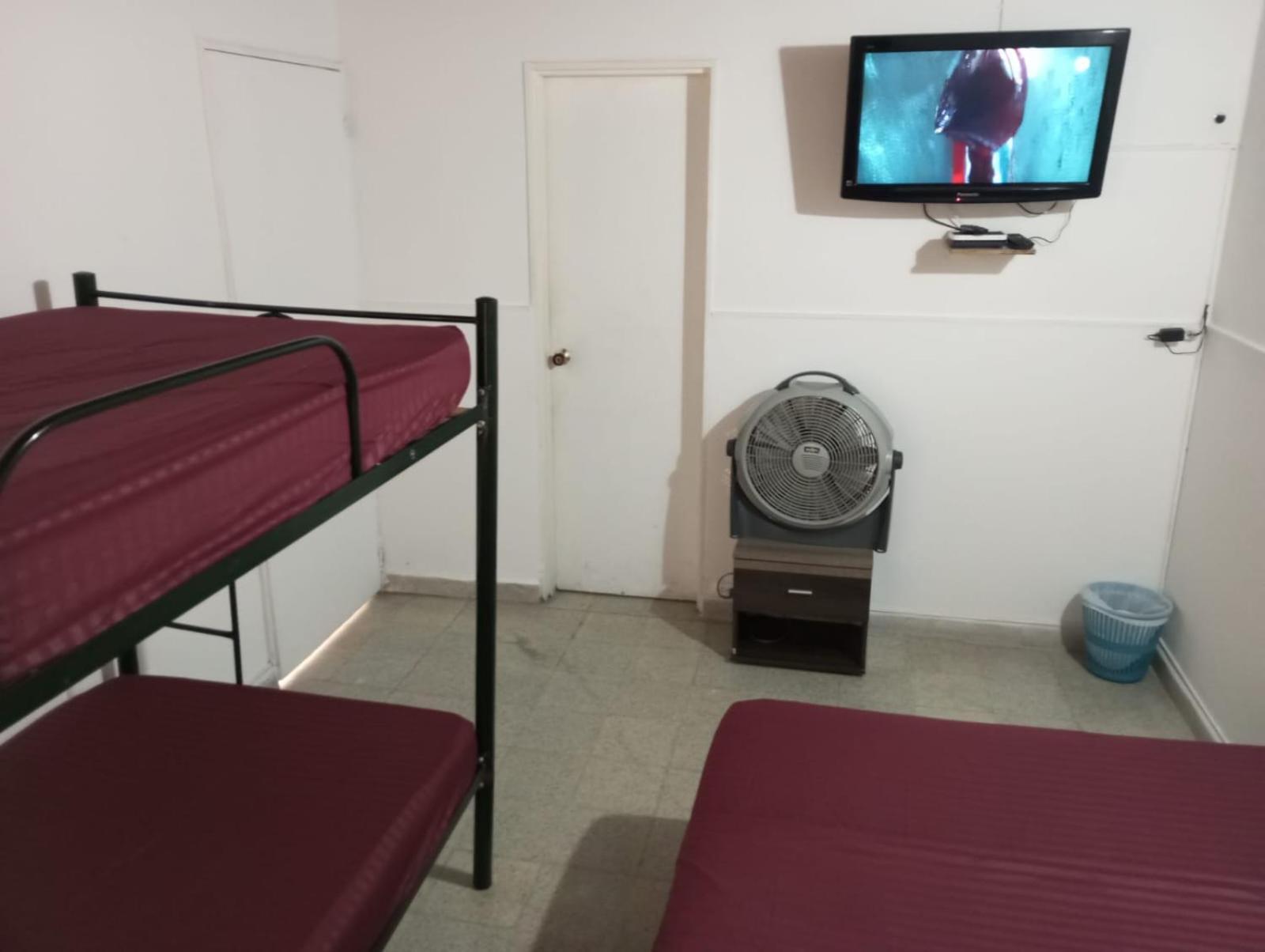 Yellow House Hostel Μεντεγίν Εξωτερικό φωτογραφία