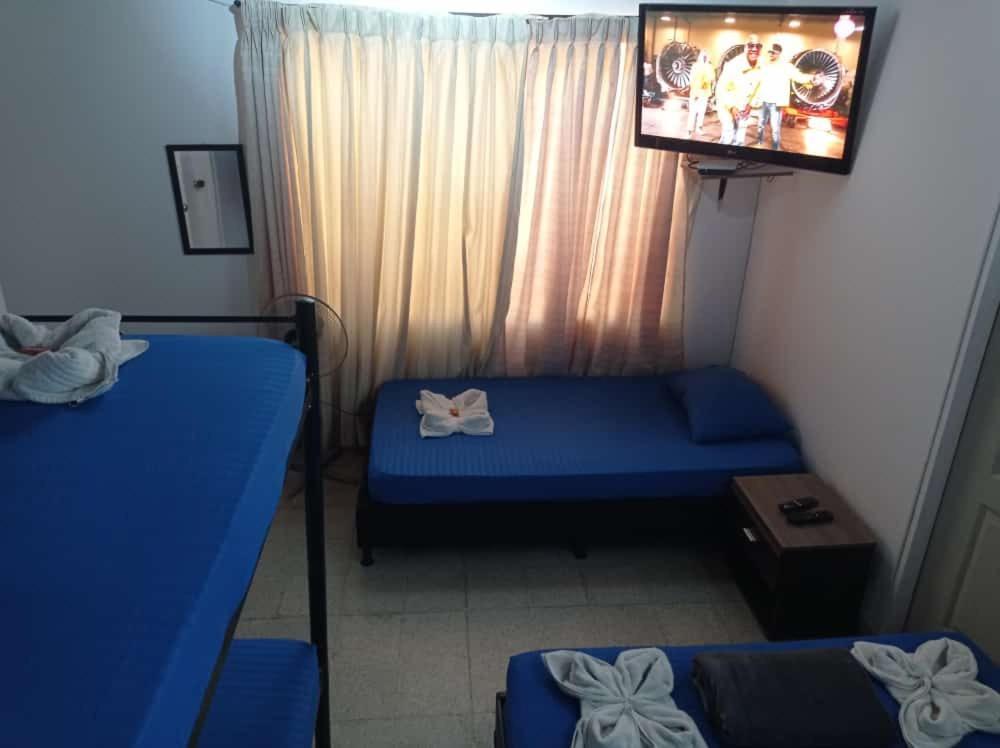 Yellow House Hostel Μεντεγίν Εξωτερικό φωτογραφία