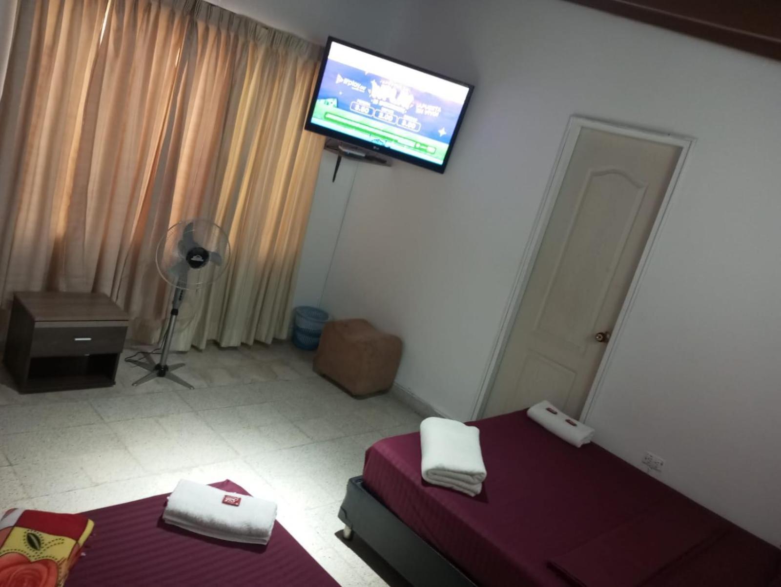Yellow House Hostel Μεντεγίν Εξωτερικό φωτογραφία