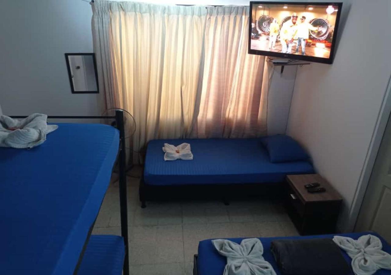 Yellow House Hostel Μεντεγίν Εξωτερικό φωτογραφία