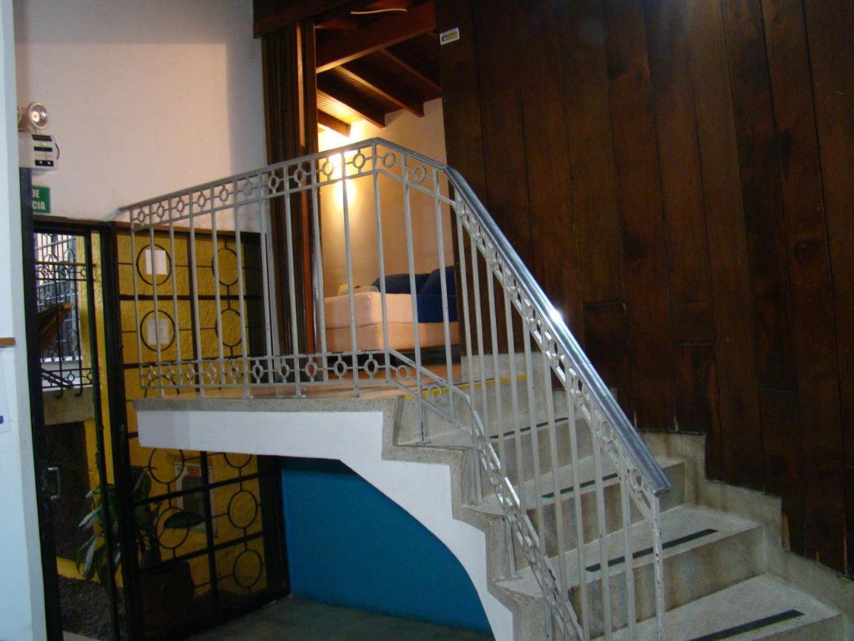 Yellow House Hostel Μεντεγίν Εξωτερικό φωτογραφία
