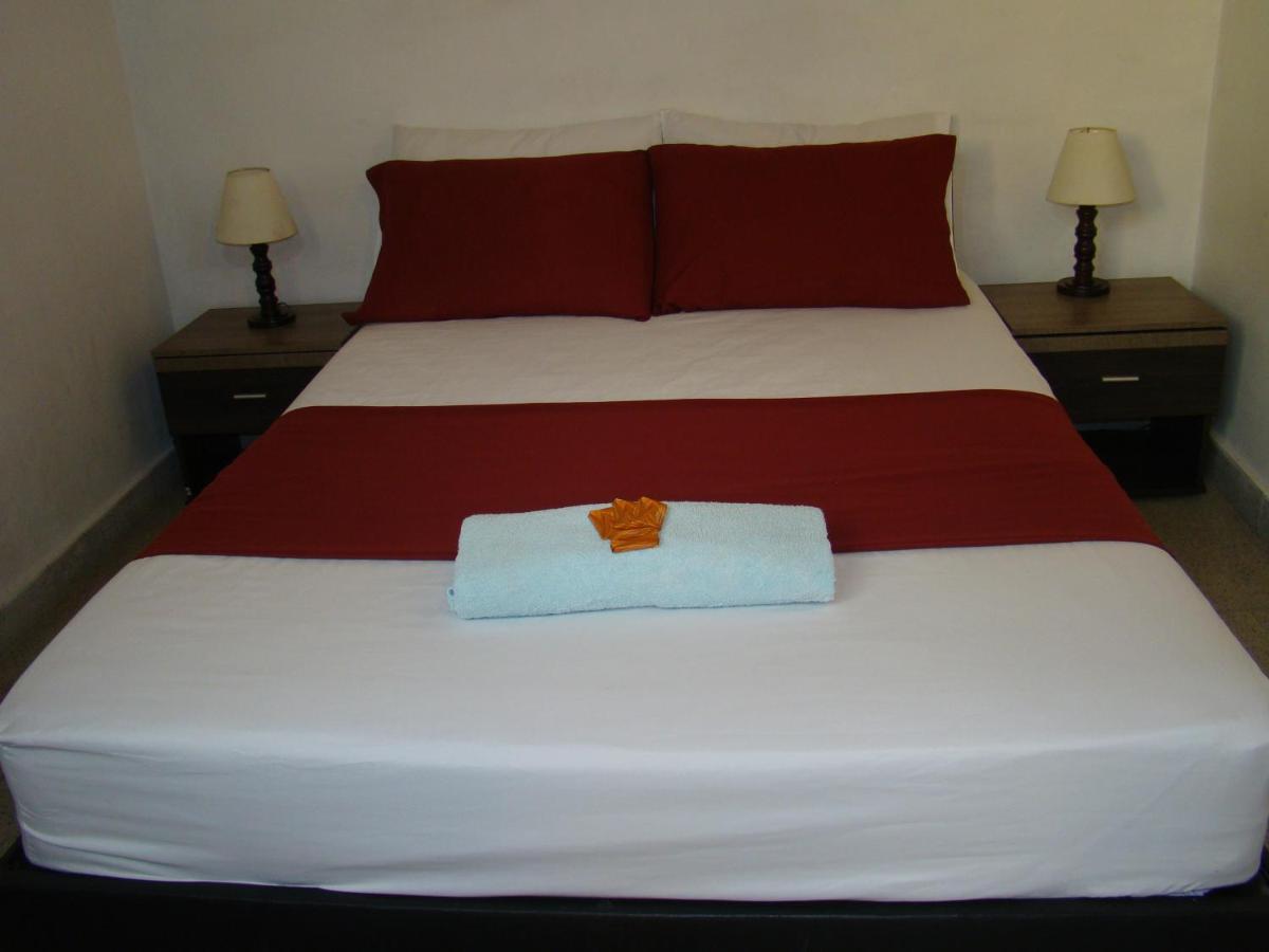 Yellow House Hostel Μεντεγίν Εξωτερικό φωτογραφία