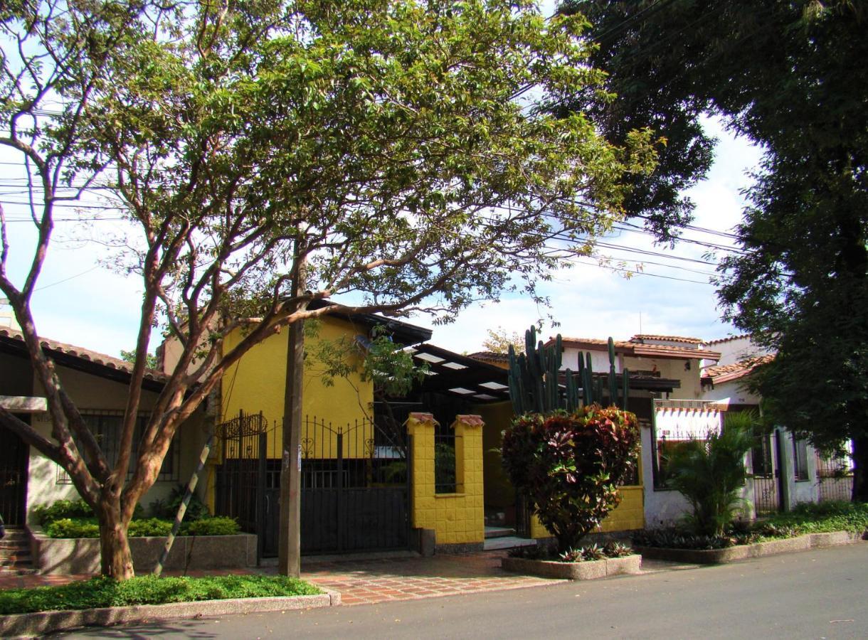 Yellow House Hostel Μεντεγίν Εξωτερικό φωτογραφία