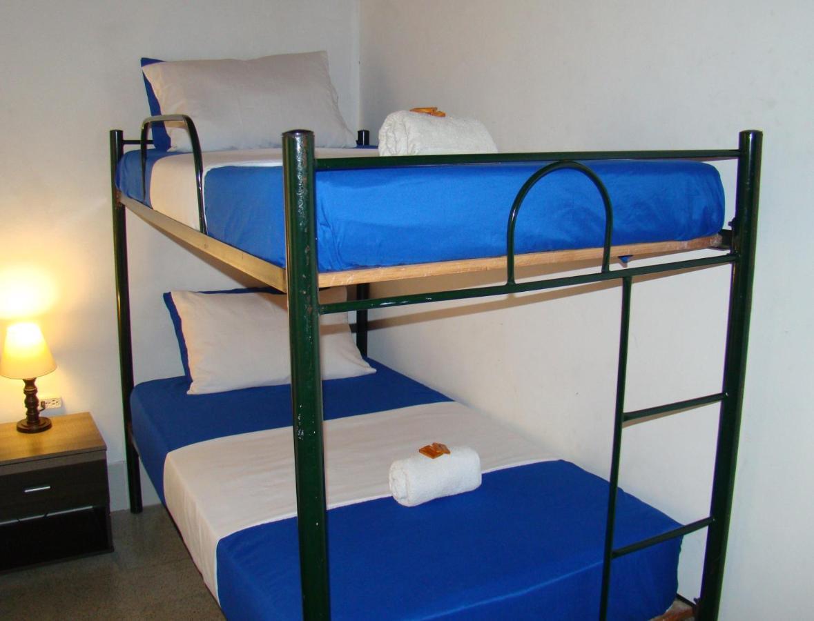 Yellow House Hostel Μεντεγίν Εξωτερικό φωτογραφία