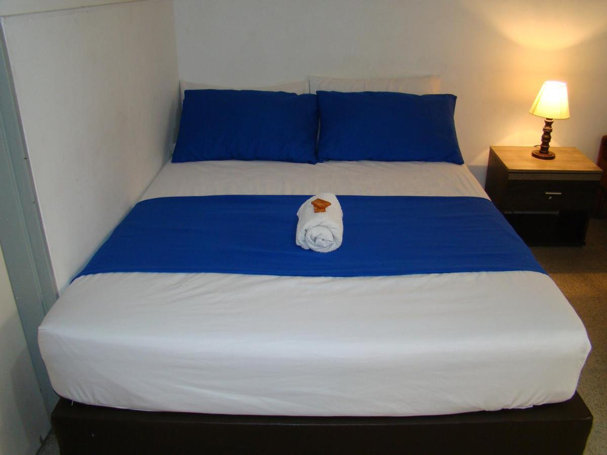 Yellow House Hostel Μεντεγίν Εξωτερικό φωτογραφία